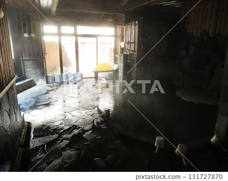 Light shining through the tranquility of the baths - Hakusuiso's large public bath during the day 131727870