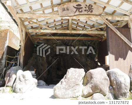 The Door to the Source - The Entrance to Tsuetate Onsen's Motoyu and the Memories of the Rock 131727872