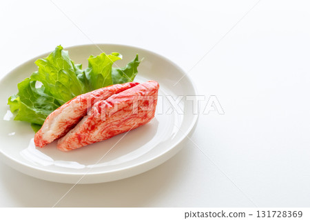 白色背景的蟹肉棒 131728369