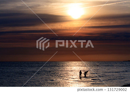 Couple in the sea, time before the sunset 131729002