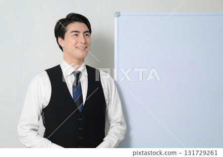 一名男子在白板前思考 131729261