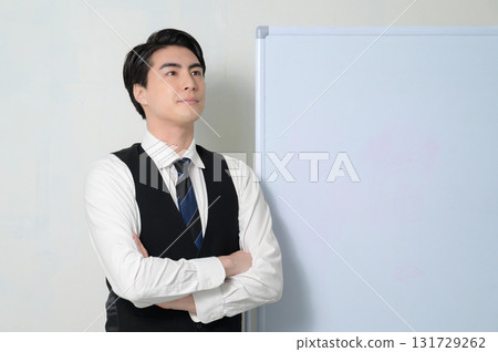 一名男子在白板前思考 131729262