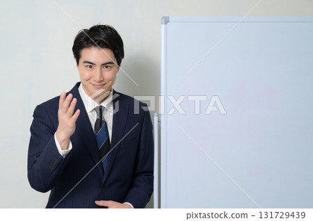 一名男子在白板前做演示 131729439