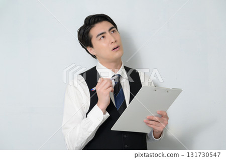 拿著剪貼簿的思考的人 拿著剪貼簿的思考的人 131730547