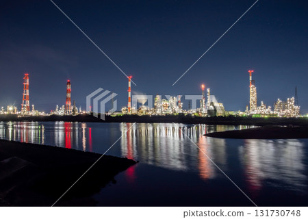 Night view of Yokkaichi's factories (Shiohama area seen from Yaizu Pier, Showa Yokkaichi Oil) Night view of Yokkaichi's factories (Shiohama area seen from Yaizu Pier, Showa Yokkaichi Oil) 131730748