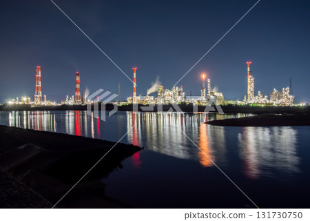 Night view of Yokkaichi's factories (Shiohama area seen from Yaizu Pier, Showa Yokkaichi Oil) Night view of Yokkaichi's factories (Shiohama area seen from Yaizu Pier, Showa Yokkaichi Oil) 131730750