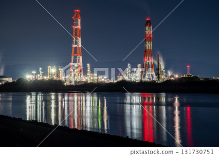 Night view of Yokkaichi's factories (Shiohama area seen from Yaizu Pier, Showa Yokkaichi Oil) 131730751