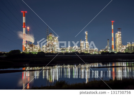 Night view of Yokkaichi's factories (Shiohama area seen from Yaizu Pier, Showa Yokkaichi Oil) Night view of Yokkaichi's factories (Shiohama area seen from Yaizu Pier, Showa Yokkaichi Oil) 131730756