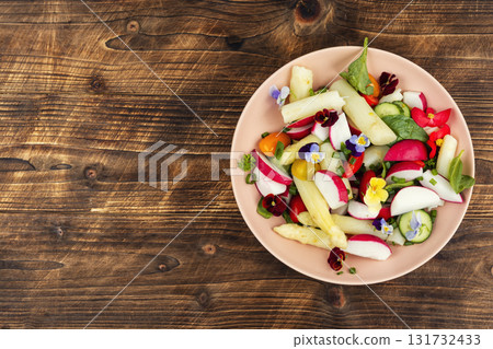 SALAD WITH FLOWERS. 131732433