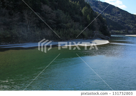 從高知縣越知町片岡縱貫橋眺望仁澱川 131732803