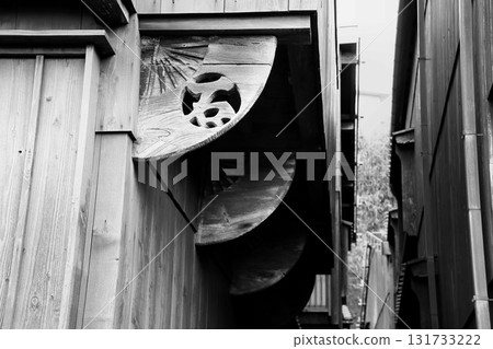 佐渡宿根木町作為北前船的停靠港而發展起來,至今仍保留著許多傳統建築 佐渡宿根木町作為北前船的停靠港而發展起來,至今仍保留著許多傳統建築 131733222