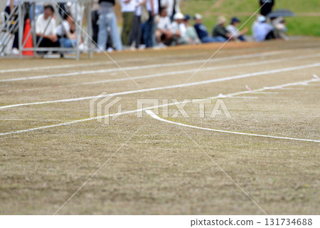 White line on the ground 01 131734688