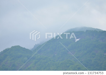 山頂上懸掛的雨雲 01 131734753