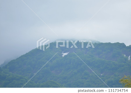 山頂上懸掛的雨雲 02 山頂上懸掛的雨雲 02 131734754