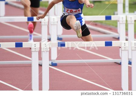 運動員跳過障礙 131736031