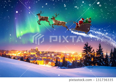 聖誕老人在雪景中降臨 131736335