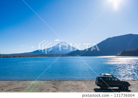 Scenery of a campsite on the shores of Lake Motosu in Yamanashi Prefecture 131736804