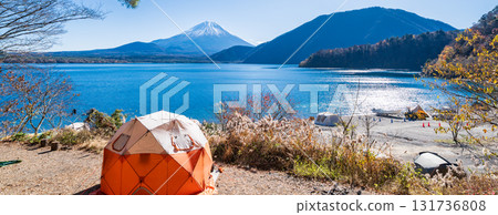Scenery of a campsite on the shores of Lake Motosu in Yamanashi Prefecture 131736808