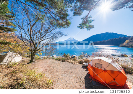 Scenery of a campsite on the shores of Lake Motosu in Yamanashi Prefecture 131736810