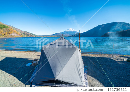 山梨縣本棲湖畔露營地的風景 131736811