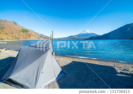 山梨縣本棲湖畔露營地的風景 131736813