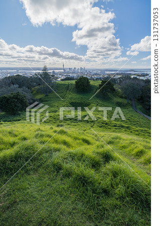 從紐西蘭奧克蘭伊甸園山頂俯瞰天空塔和城市 從紐西蘭奧克蘭伊甸園山頂俯瞰天空塔和城市 131737053