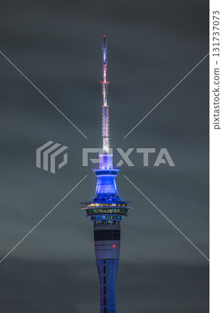 紐西蘭奧克蘭的天空塔在夜晚亮起 紐西蘭奧克蘭的天空塔在夜晚亮起 131737073