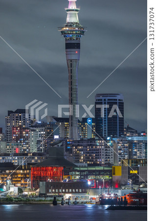 從紐西蘭奧克蘭海灣對面欣賞城市夜景和燈火通明的天空塔 從紐西蘭奧克蘭海灣對面欣賞城市夜景和燈火通明的天空塔 131737074