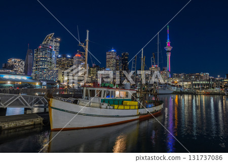 從紐西蘭奧克蘭高架橋欣賞天空塔和遊艇港的夜景 從紐西蘭奧克蘭高架橋欣賞天空塔和遊艇港的夜景 131737086