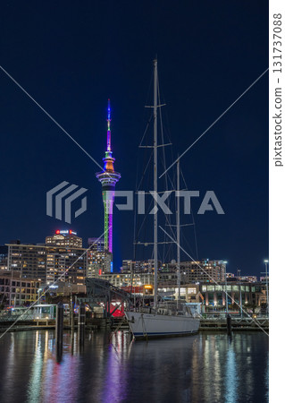 從紐西蘭奧克蘭高架橋欣賞天空塔和遊艇港的夜景 131737088