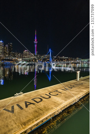 從紐西蘭奧克蘭高架橋欣賞天空塔和遊艇港的夜景 從紐西蘭奧克蘭高架橋欣賞天空塔和遊艇港的夜景 131737099