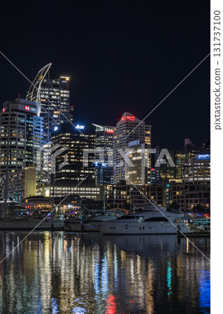 從紐西蘭奧克蘭高架橋欣賞遊艇港和城市的夜景 從紐西蘭奧克蘭高架橋欣賞遊艇港和城市的夜景 131737100