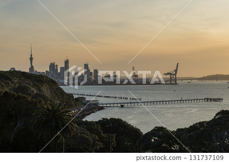 從紐西蘭奧克蘭的巴斯蒂安角欣賞天空塔、海港和日落 從紐西蘭奧克蘭的巴斯蒂安角欣賞天空塔、海港和日落 131737109