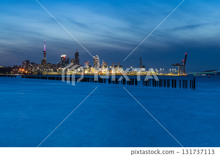 紐西蘭奧克蘭 — 燈火通明的天空塔以及城市和海港的夜景 紐西蘭奧克蘭 — 燈火通明的天空塔以及城市和海港的夜景 131737113