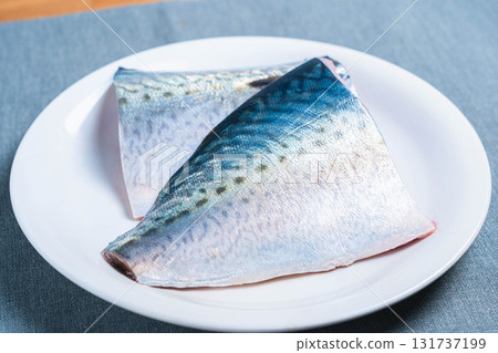 Sesame mackerel fillet 131737199