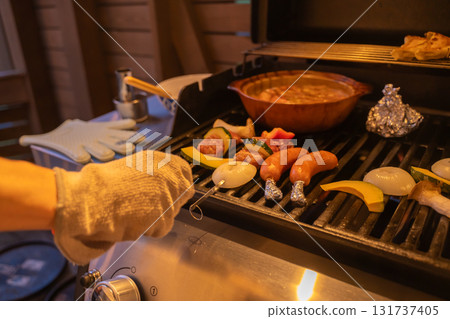 燒烤配料和手 131737405