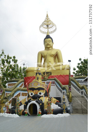 The world's largest outdoor Luang Pho Sothon statue is enshrined at Wat Nong Yai.The lap width is 10 meters and the height is 14 meters. It is located behind the chapel. 131737592