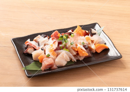 海鮮刺身拼盤(鮪魚、黃鰭鮪魚、鮭魚、章魚) 海鮮刺身拼盤(鮪魚、黃鰭鮪魚、鮭魚、章魚) 131737614