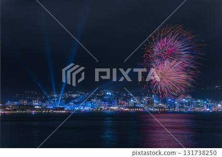 紐西蘭威靈頓東灣的新年煙火和燈火通明的海港夜景 紐西蘭威靈頓東灣的新年煙火和燈火通明的海港夜景 131738250