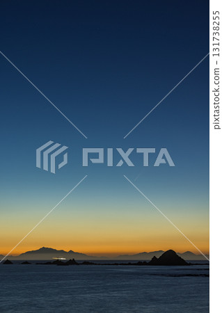 從紐西蘭威靈頓公主灣看到的彗星阿特拉斯劃過日落的天空 從紐西蘭威靈頓公主灣看到的彗星阿特拉斯劃過日落的天空 131738255