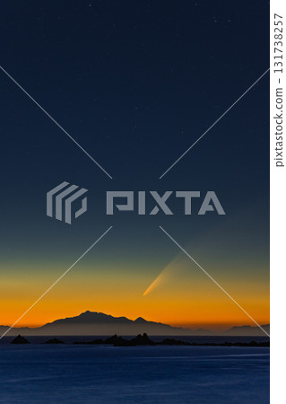 從紐西蘭威靈頓公主灣看到的彗星阿特拉斯劃過日落的天空 131738257