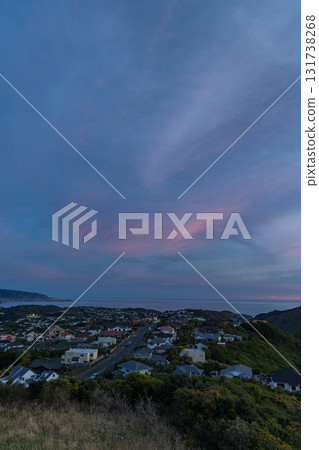 從紐西蘭惠靈頓布魯克林陸軍邦克山看到的城市景觀和日落天空 從紐西蘭惠靈頓布魯克林陸軍邦克山看到的城市景觀和日落天空 131738268