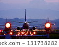 一架客機在耀眼的燈光引導下起飛 131738282