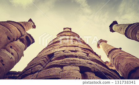 仰望歷史悠久的石造建築 131738341