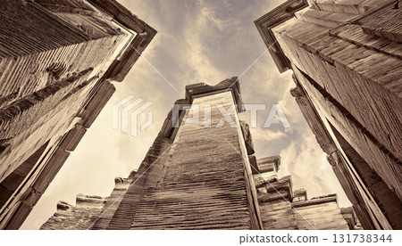 仰望歷史悠久的石造建築 131738344