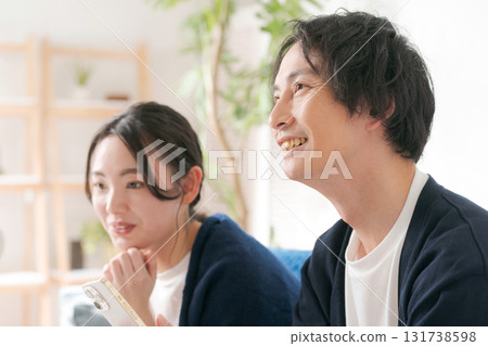 20 多歲的男女正在看智慧型手機 20 多歲的男女正在看智慧型手機 131738598