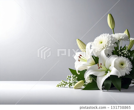 白百合和白菊花的紀念花束 | 平靜的背景和充足的空間 131738865