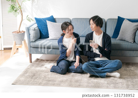 Young men and women relaxing at home 131738952