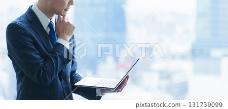 一位 40 多歲的公司職員正在使用電腦 一位 40 多歲的公司職員正在使用電腦 131739099