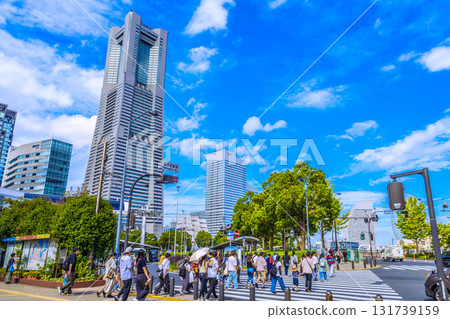 日本橫濱的城市景觀，包括全速航行的日本丸號、櫻木町站和橫濱空港（10 月 5 日） 131739159